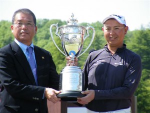 ハードな４日間を勝ち抜き、日本プロ２勝目のカップをＰＧＡ森静雄会長（左）から受ける谷口徹（右）＝栃木・烏山城ＣＣ