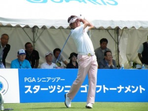 好調なドライバーショットを見せる尾崎直道（スターツシニア＝千葉・平川ＣＣ）