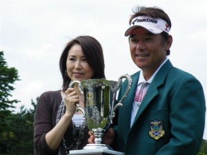 レギュラー時代から７年ぶりのツアー優勝を国内シニア開幕戦で飾り、久々の優勝カップを抱える尾崎直道（右）と世志江夫人（左）＝千葉・平川ＣＣ