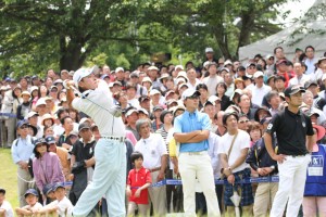 最終日、１番ティーをスタートする藤本佳則、右は川村昌弘と上平栄道（日本ツアー選手権＝茨城・宍戸ヒルズＣＣ）