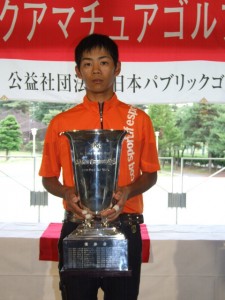 全日本パ選を制し、優勝カップを抱える北村聡馬（三重・伊勢高２年）