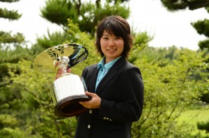 今年６月、日本女子アマ２連覇を果たして優勝カップを抱く比嘉真美子（提供：日本ゴルフ協会）