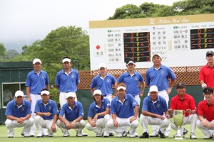 ベストメンバーで臨みながら地元の利も生かせなず、昨年に続き連敗の日本チーム（下左から谷原秀人、藤田寛之、谷口徹、石川遼、高山忠洋、青木功主将。上左から深堀圭一郎、池田勇太、藤本佳則、近藤共弘、小田龍一）＝長崎・パサージュ琴海