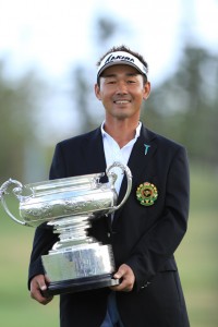 プロ１８年目、夢にまで見た日本オープンの優勝カップを抱く感激の久保谷健一（沖縄・那覇ＧＣ）＝提供：日本ゴルフ協会