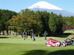 美しい富士山を背に熱戦が繰り広げられた太平洋・御殿場コース。１３番グリーンから望む富士。