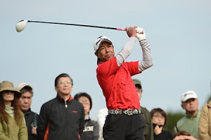 正確無比なショットを放つ井戸木鴻樹。レギュラーツアーではホールインワン７度が光る（千葉ザ・カントリークラブ・ジャパン）