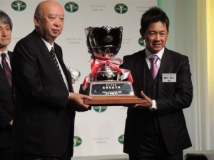 ジャパンゴルフツアー表彰式で海老沢勝二ＪＧＴＯ会長（左）から最優秀選手のカップを受け取る藤田寛之（右）＝３日、パレスホテル東京