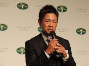 パリッとしたスーツ姿で壇上から受賞の挨拶をする藤田寛之（パレスホテル東京）