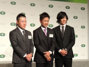 石川遼（右）が米ツアーへ去る来季、日本ツアーを支えるのはやはりアラフォーの藤田寛之（中）か、それとも若い藤本佳則（左）あたりが受け継ぐか＝ジャパンツアー表彰式で