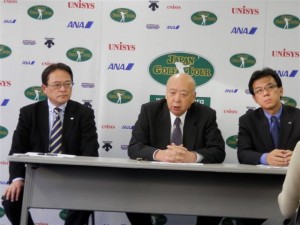 国内１増３減の苦しい２０１３年男子ツアー日程を発表するＪＧＴＯ海老沢勝二会長（中央）と山中博史専務理事（右）鷹羽正好理事（左）のＪＧＴＯ幹部＝東京・赤坂、日本ゴルフツアー機構