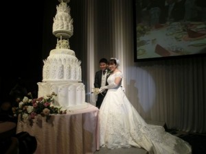 豪華なウェディングドレスの晃子。巨大なケーキに新郎とナイフを！！＝昨年、東京・グランドプリンス新高輪・国際館パミールにて
