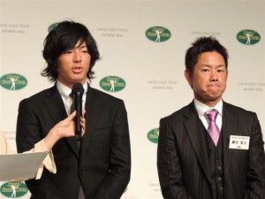 賞金王と最優秀選手賞の藤田寛之（右）とツーショット。インタビューを受ける石川遼（左）＝ツアー表彰式で