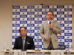 ２０１３年のシニアツアー日程等を発表するPGA森静雄会長（右）と前田新作副会長兼PGAツアー競技管理委員長（左）＝１月１０日、東京・WTCコンファレンスセンター