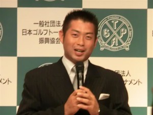 合宿中のハワイからかけつけて、ＧＴＰＡの新人賞パーティで挨拶する選手会長・池田勇太（ＡＮＡインターコンチネンタル東京）