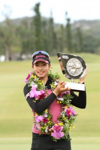 開幕戦をプレーオフで制し、笑顔で優勝トロフィーを掲げる森田理香子