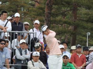 ２打差首位で出た森田理香子も、茂木のマネージメントゴルフに完敗。３打差の３位に後退した（茨城GC西コース）