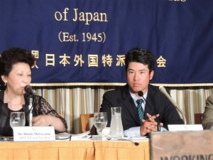 内外の記者からの質問に、通訳（左）を交えながら答える松山英樹（外国特派員クラブ）