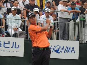 松山英樹のティーショット（茨城・宍戸ヒルズ西１番ティーグラウンド）