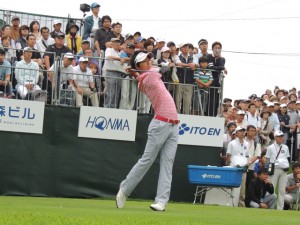 石川遼のティーショット（日本ツアー選手権宍戸ヒルズ）