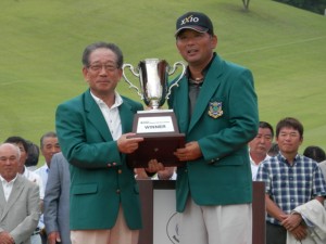 待望の公式戦以外のトーナメントに勝ち、スターツ村石久二会長（左）と優勝カップを持つ中嶋常幸（茨城・スターツ笠間ＧＣ）