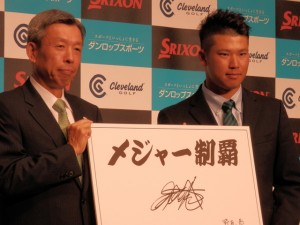 ダンロップと３億×３年の用具使用契約を結んだ松山英樹（右）とダンロップスポーツ・野尻恭社長（左）。目指すは“メジャー制覇”だ＝東京。ホテルニューオータニ