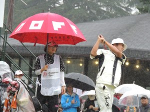 今年のＢＳオープンは台風２７号の影響を受けて雨の大会となった。３日目の土曜日は悪天候で中止。５４ホール競技に短縮された（千葉・袖ヶ浦１番ティーグラウンド）