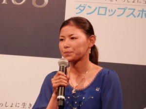 「キラキラするヘッドがキレイ。試打したら７代目より（ランを含めて）１０ヤード伸びた」と、来季からの使用が待ち遠しそうな横峯さくらプロ。