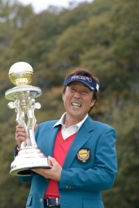 悲願のシニア初優勝をシニア４年目で決め、優勝カップを掲げる奥田靖己（富士フィルムシニア＝千葉ザ・カントリークラブ・ジャパン）