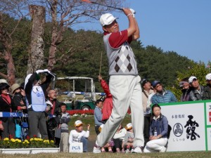 シニアツアーでは飛ばし屋の室田淳。いぶすきＧＣでもナイスショットを連発した（いわさき白露シニア）