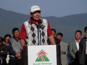 シニア最終戦「いわさき白露」でも圧勝。今季３勝目で賞金王に花を添え優勝スピーチする室田淳（鹿児島いぶすきＧＣ）