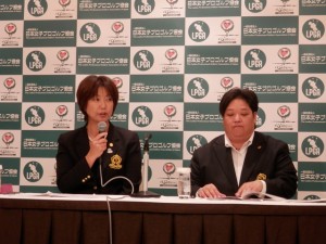 ２０１４年の女子ツアー日程を発表する小林浩美会長（左）と入江由香副会長（都内のホテル）