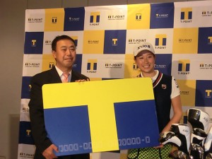 「Ｔポイント・ジャパン」とスポンサー契約を交わした木戸愛（右）＝２月３日、東京・渋谷