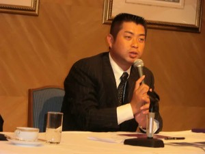 １４年の選手会活動方針を発表する池田勇太選手会長（ホテルオークラ）