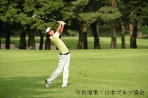 大学生の部、最優秀賞を受けた大堀裕次郎のスイング（昨年７月、日本アマ優勝の とき＝提供：ＪＧＡ）