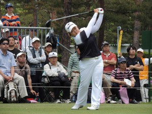 ヤマハレディス、吉田弓美子との一騎討ちに競り勝って、今季１勝目を挙げたアン・ソンジュ（韓国）