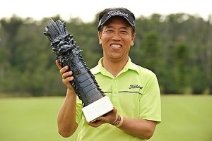 "無名"の中根初男、シニア開幕戦でプロ初Ｖ。優勝カップを手にし、感激に浸る（金秀シニア沖縄ＯＰ＝喜瀬ＣＣ）