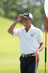 最終１８番まで室田との優勝争い。室田が追いつくバーディーを決めると、負けじとバーディーパットを沈め返して１打差を守り切った池内信治