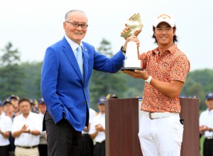 日本ツアーは１年８ヵ月ぶり、通算１１勝目。ホストの長嶋茂雄氏（左）と優勝カップを掲げる石川遼（北海道・ザ・ノースカントリーＧＣ）