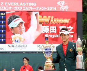 今季２勝目を地元福岡で初めて挙げた藤田寛之。両手に花の優勝カップを抱く。（福岡・芥屋ＧＣ＝ＫＢＣオーガスタ）＝提供：ＪＧＴＯ