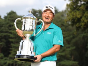 ５ヵ月ぶり、今季２勝目の優勝カップを抱える小田孔明（ブリヂストンＯＰ、千葉・袖ヶ浦ＣＣ）＝提供：ＪＧＴＯ