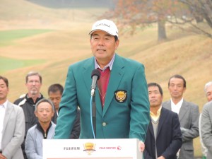 今季初勝利で優勝スピーチする室田淳（富士フィルムシニア）