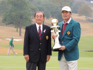 古森重隆大会会長（左）から優勝カップを渡された室田淳（右）＝富士フィルムシニア 