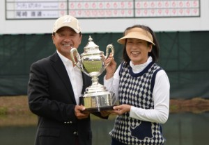 ＰＧＡ会長として日本シニアオープンもとった倉本昌弘（左）。マーガレット京子夫人（右）と 喜びの優勝カップを抱える。（兵庫・小野グランドＣＣ＝日本シニアＯＰ）写真提供：ＪＧＡ 