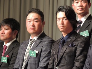 表彰式で並んで壇上に立った小田孔明（左）と石川遼（右）＝８日、パレスホテル東京