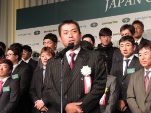 ２０１４年度ジャパンゴルフツアー表彰式で壇上で挨拶する池田勇太選手会長（８日、パレスホテル東京）