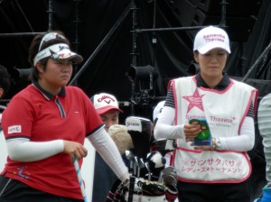 美紀（左）を帯同キャディーで支えてきた姉・美香さん（右）。