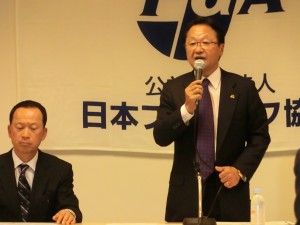 １５年シニアツアー日程を発表するＰＧＡ倉本昌弘会長（右）。左は植田浩史副会長（１月２０日、東京・浜松町ＷＴＣコンファレンスセンター）