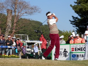 最近のシニア人気の一翼を担う尾崎直道のショット（鹿児島・いぶすきＧＣ）