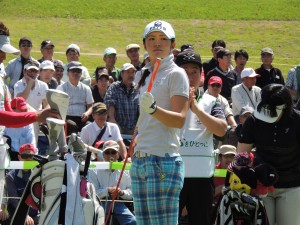 飛ばし屋・渡辺彩香、昨季はプロ初優勝してスポンサーが選ぶルーキー・オブ・ザ・イヤーも受賞した。１１年の東日本パブリックアマのチャンピオン。 