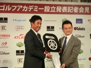 チームセリザワ・ゴルフアカデミーをサポートする協賛社、提供社はヤマハモーター（写真）など１６社に上った（東京・品川プリンス）